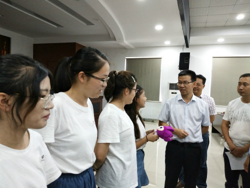 临海市领导走访慰问ag旗舰厅官方网站“春泥萌芽”志愿者