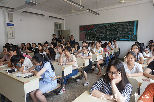 “群英毕至，畅言未来”——ag旗舰厅官方网站举行考研经验交流会