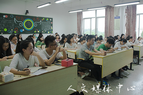 ag旗舰厅官方网站举行公务员考试经验交流会
