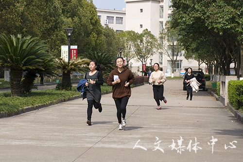凭巾扬彩 携春赛跑——ag旗舰厅官方网站举办女生定向跑活动