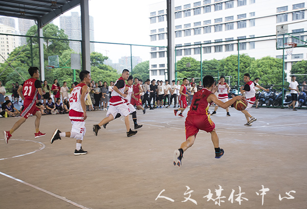 挥洒青春 永不言弃  人文篮球队憾负艺术公司
