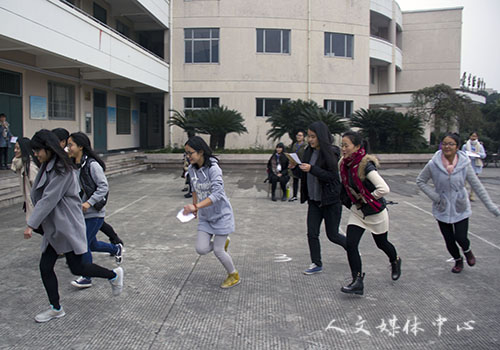 ag旗舰厅官方网站举办首届女生定向跑