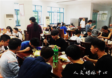 ag旗舰厅官方网站为职工举办“迎中秋 包饺子”活动