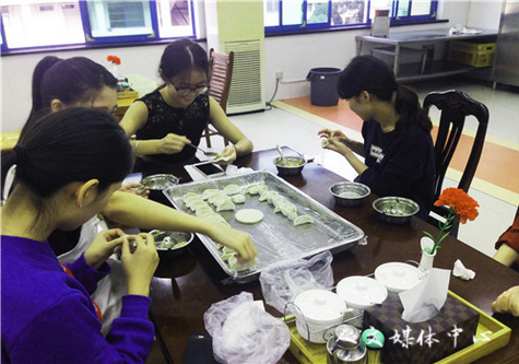 ag旗舰厅官方网站为职工举办“迎中秋 包饺子”活动