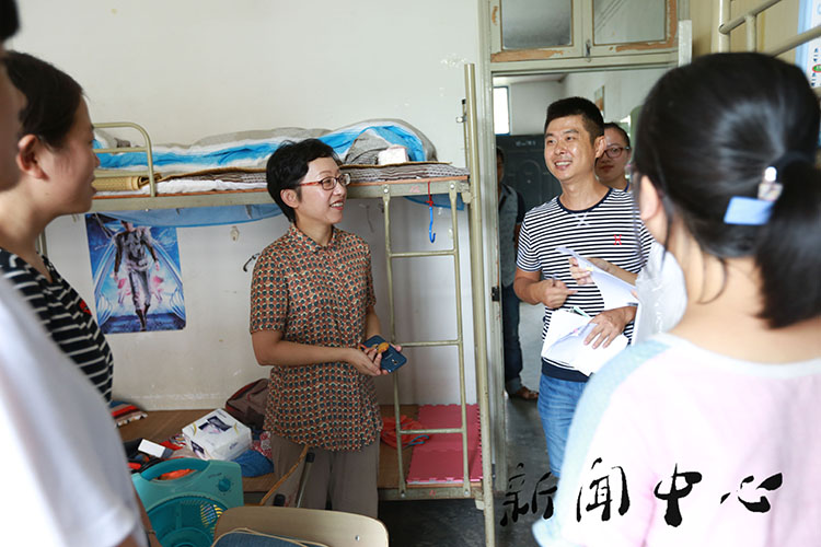 【驻足，再出发】系列四 ag旗舰厅官方网站领导走访新生寝室