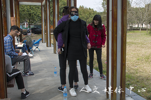 凭巾扬彩 携春赛跑——ag旗舰厅官方网站举办女生定向跑活动