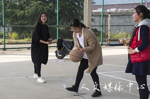 凭巾扬彩 携春赛跑——ag旗舰厅官方网站举办女生定向跑活动