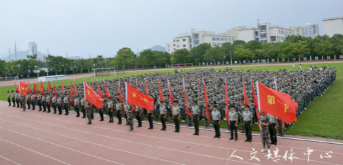 【迷彩.人文】ag旗舰厅官方网站2016级新生参加开学典礼暨军训开训仪式