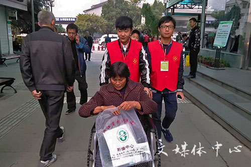 用心传递爱意 ag旗舰厅官方网站志愿者开展恩泽义工活动