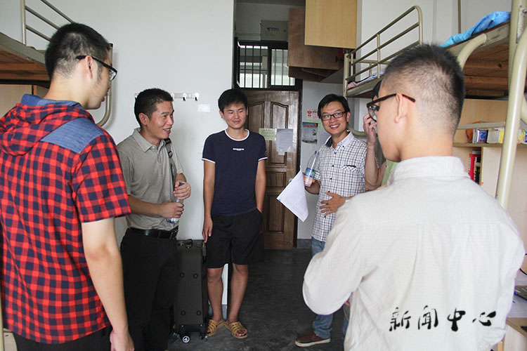 【驻足，再出发】系列四 ag旗舰厅官方网站领导走访新生寝室