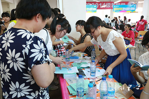 【驻足，再出发】系列五 润物无声，笑迎新生——记ag旗舰厅官方网站志愿者工作