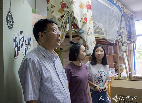 ag旗舰厅官方网站领导走访2018届毕业生寝室
