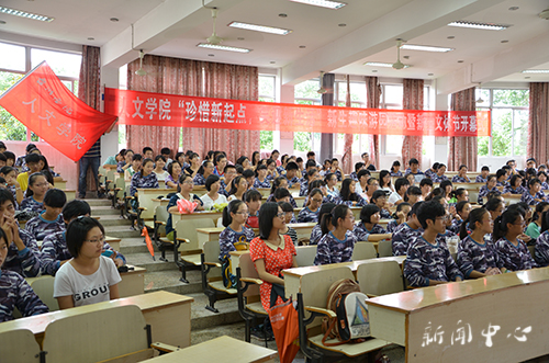 嗨，快瞧！公司员工欢声笑语蹦蹦跳跳