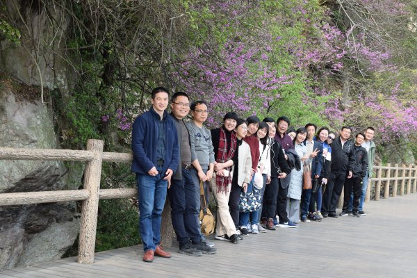 花海绿道，徜徉春色                    ——ag旗舰厅官方网站组织“三•八”节踏春活动